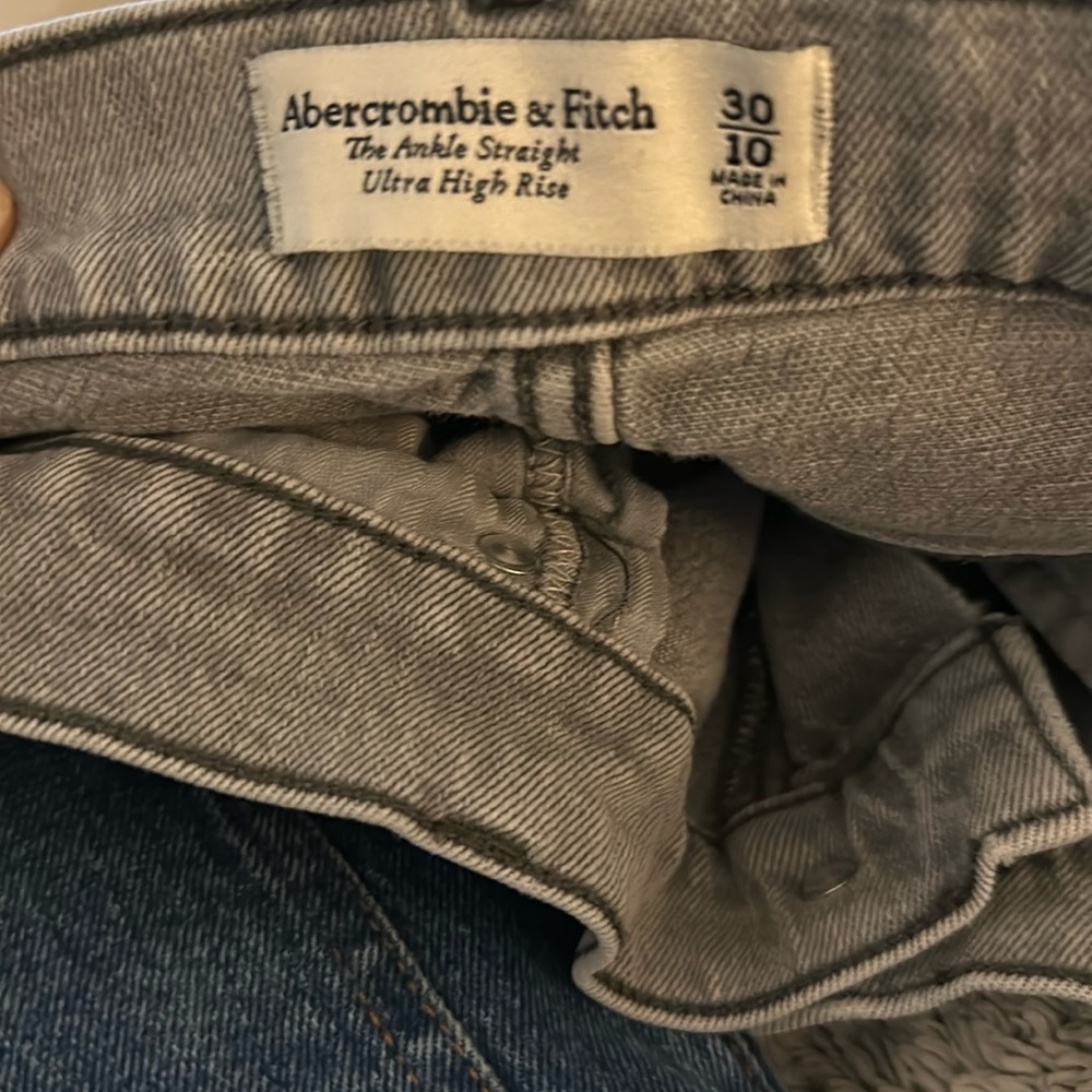Abercrombie & Fitch ankle straight ultra high rise, size 30/10, gray wash